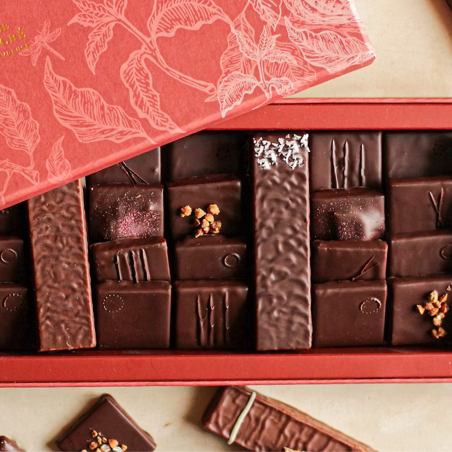 Assortiment de ganache au chocolat et de barres chocolatées réalisé dans l'Atelier de Chocolaterie de Cernay-la-Ville - Le Jardin Sucré