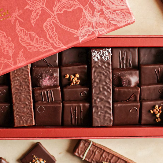 Assortiment de ganache au chocolat et de barres chocolatées réalisé dans l'Atelier de Chocolaterie de Cernay-la-Ville - Le Jardin Sucré