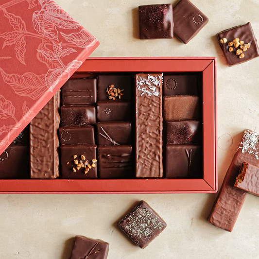 Assortiment de ganache au chocolat et de barres chocolatées réalisé dans l'Atelier de Chocolaterie de Cernay-la-Ville - Le Jardin Sucré