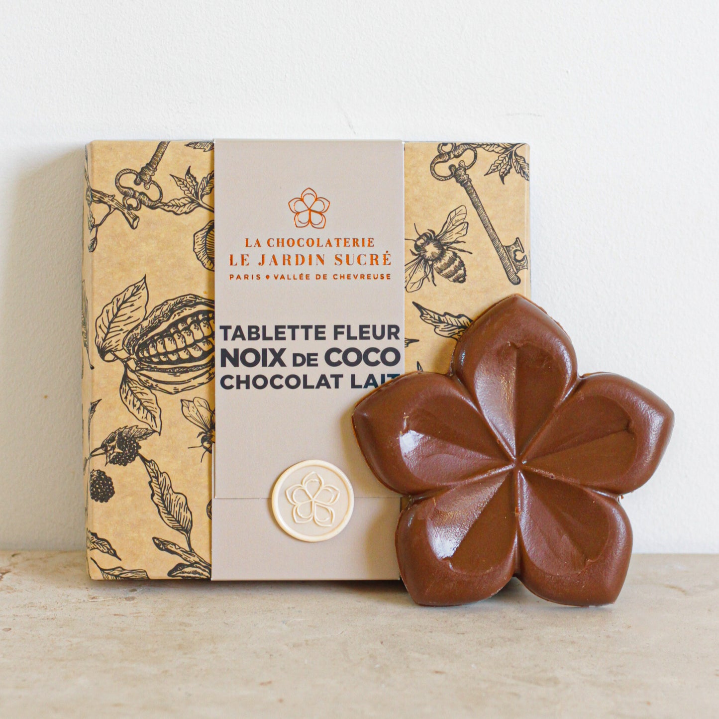 Tablette de chocolat en forme de pleur avec un praliné noix de coco à l'intérieur - fait dans l'atelier de Cernay-la-ville / Le Jardin sucré