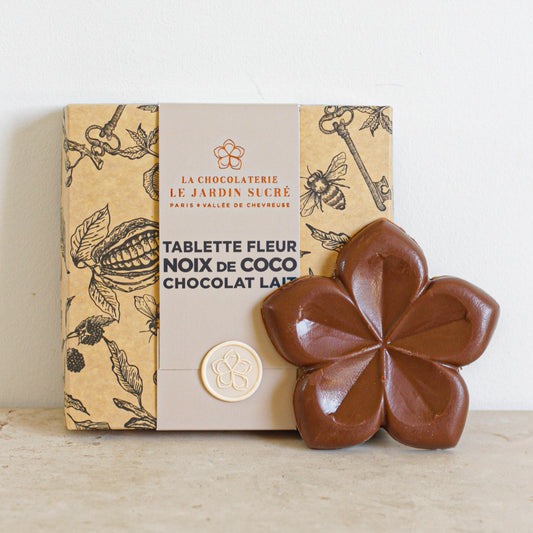 Tablette de chocolat en forme de pleur avec un praliné noix de coco à l'intérieur - fait dans l'atelier de Cernay-la-ville / Le Jardin sucré