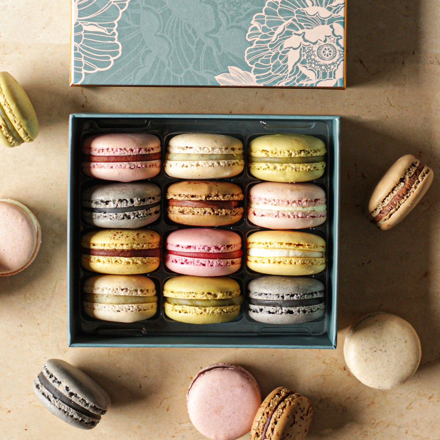 12 macarons