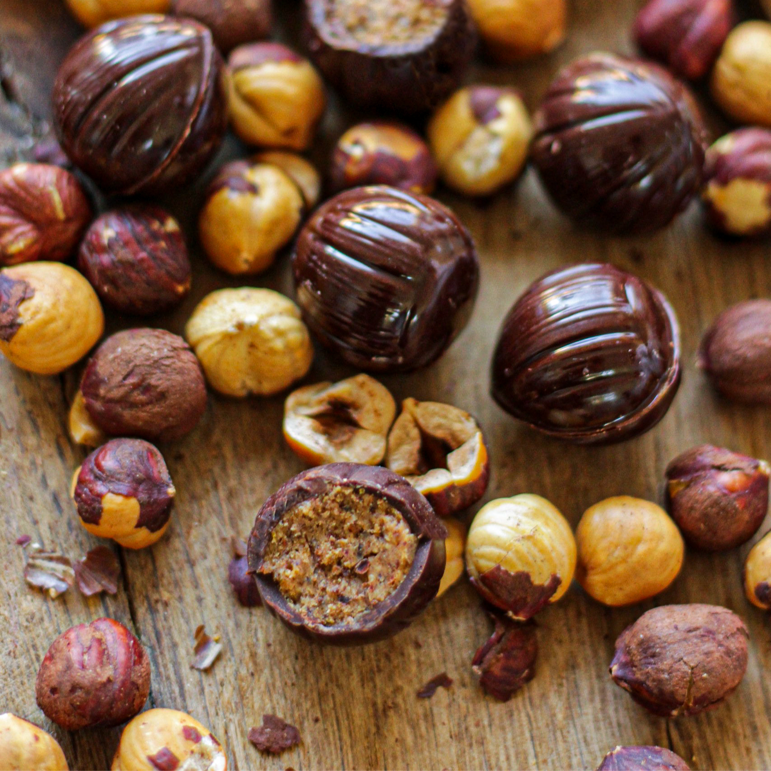 Une coque en chocolat noir et un praliné noisette fait maison - Le Jardin Sucré